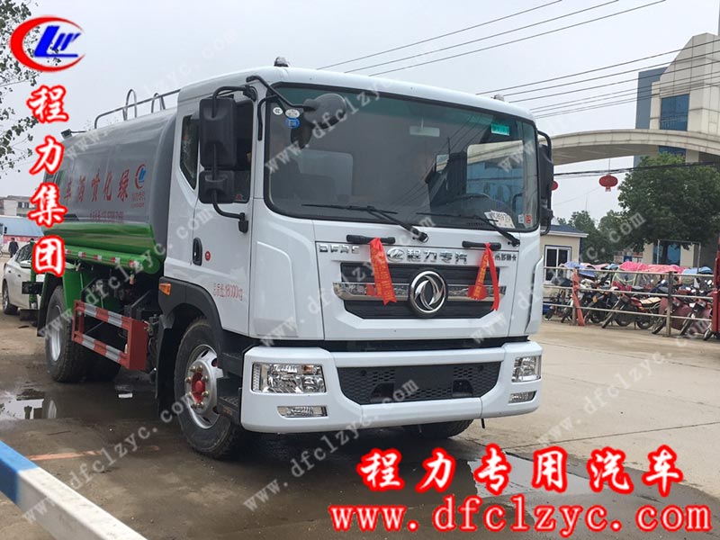 史總駕駛著湖北程力集團15噸國六東風(fēng)D9噴霧車準備駛往鄭州